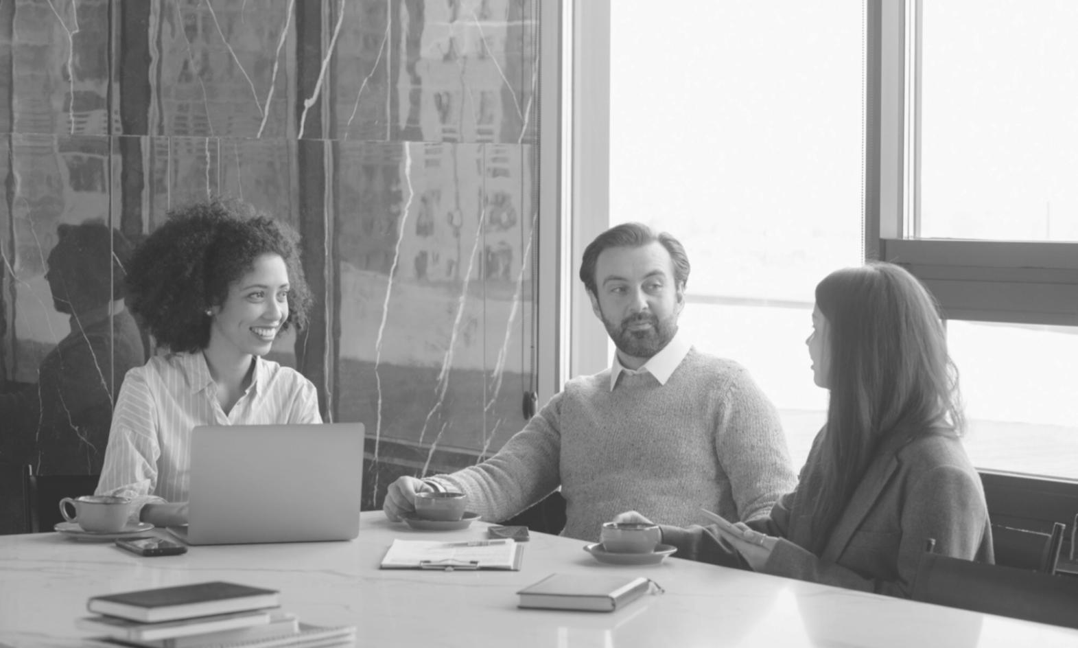 Grupo de estudiantes colaborando en análisis financiero